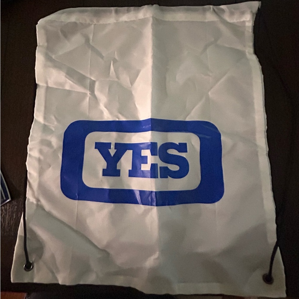 Lot of New York Yankees Hats, magazines, bag and pin. - Picture 4 of 8